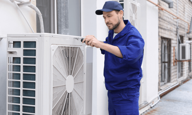 Técnico verificando ar condicionado